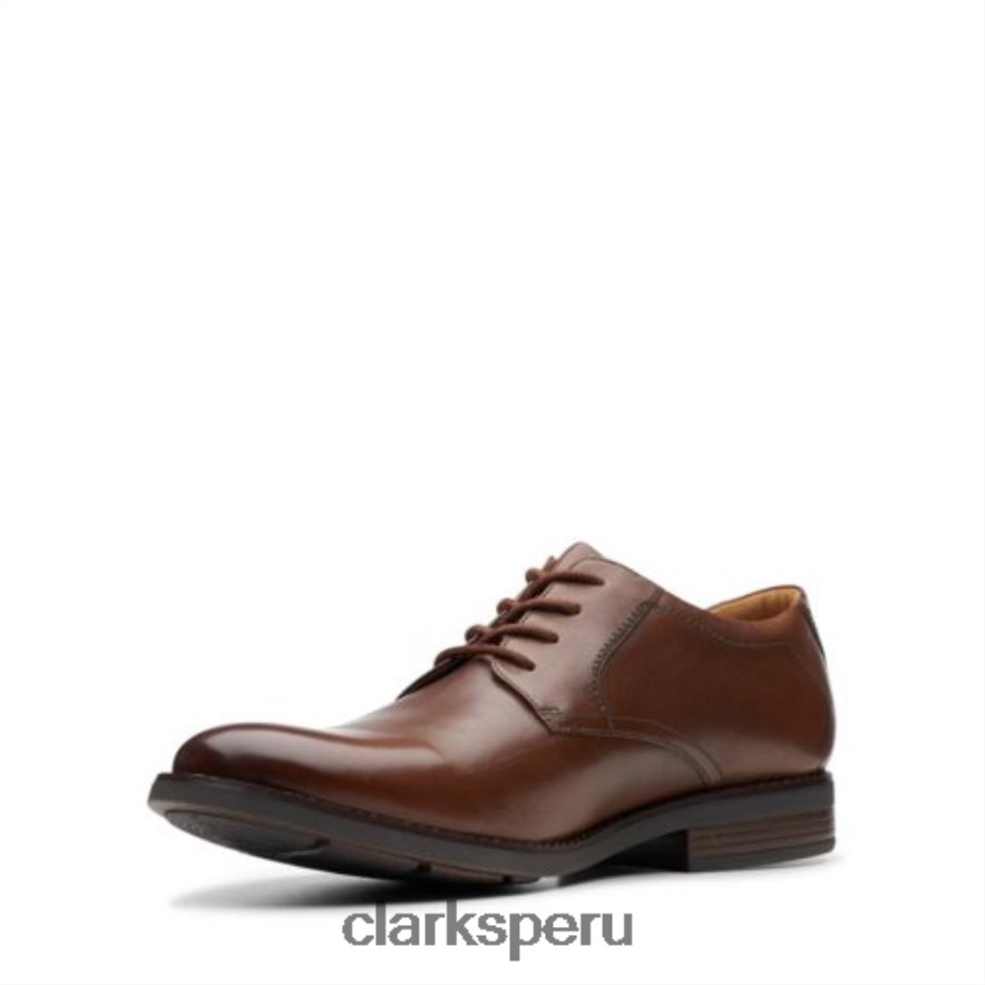 Clarks de cuero tostado oscuro con encaje Becken hombres Clarks 40N4LX4534 cuero bronceado oscuro