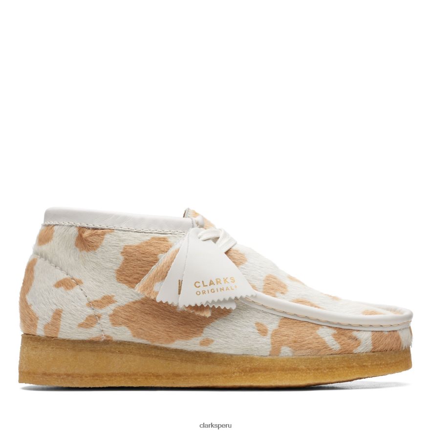 Bota clarks wallabee color canela con estampado de vaca mujer Clarks 40N4LX3322 estampado de vaca color canela