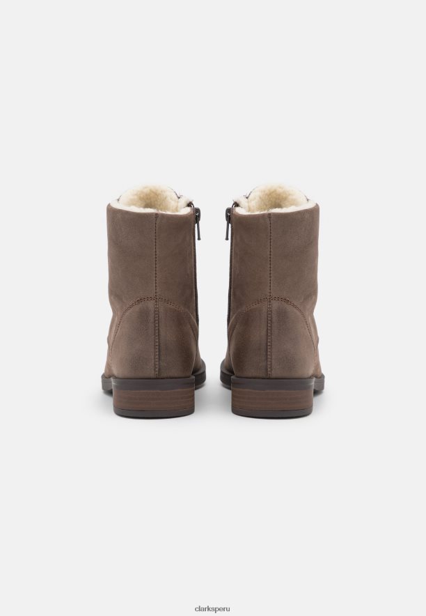 botines con cordones memi lace en color topo de Clarks unisexo Clarks 40N4LX7073 gris pardo